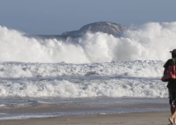 RJ: praias seguem com ressaca e banhistas devem evitar entrar no mar