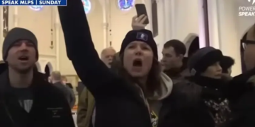 Igreja Batista é invadida por ativistas para protestar contra a agência de imigração ICE, nos EUA