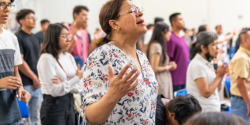 Católicos diminuem e evangélicos seguem estáveis na América Latina, aponta estudo
