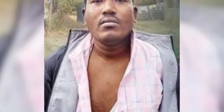 Pastor é forçado a comer esterco e beber água de esgoto, na Índia