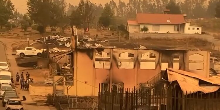 Igrejas são reduzidas a escombros por incêndio florestal no Chile
