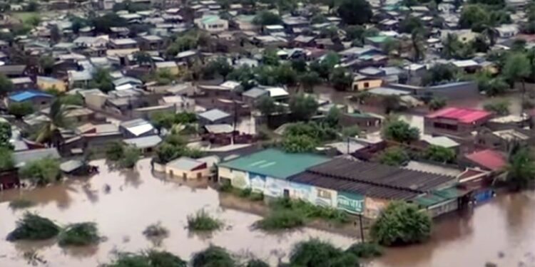 Chuvas causam enchentes na África e igrejas se tornam abrigos