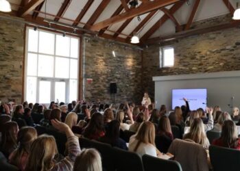 Interesse de jovens nas Escrituras leva igreja a crescer 2.000%