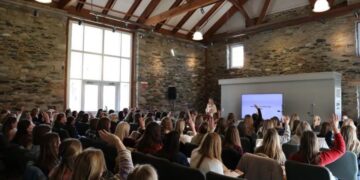 Interesse de jovens nas Escrituras leva igreja a crescer 2.000%