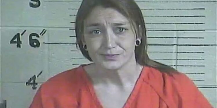 Mãe que enterrou bebê após aborto com pílula é solta pela Justiça