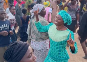 agredidos, cristãos louvam Jesus na Nigéria