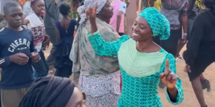 agredidos, cristãos louvam Jesus na Nigéria