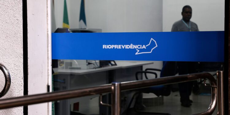 Cláudio Castro exonera presidente da Rioprovidência