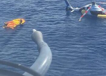 Helicóptero faz pouso forçado no mar em Cabo Frio