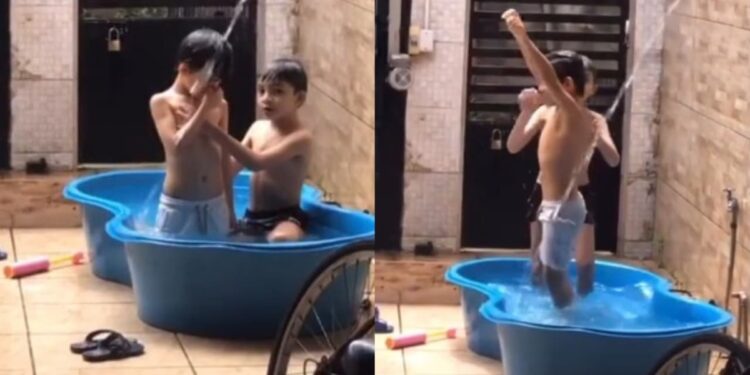 Menino batiza amigo na piscina de casa: “Nova criatura”