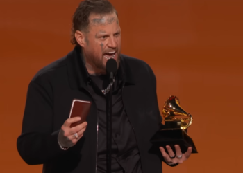 Com a Bíblia na mão, Jelly Roll prega Jesus ao receber Grammy: “Cristo é para todos”