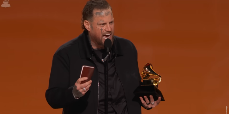 Com a Bíblia na mão, Jelly Roll prega Jesus ao receber Grammy: “Cristo é para todos”