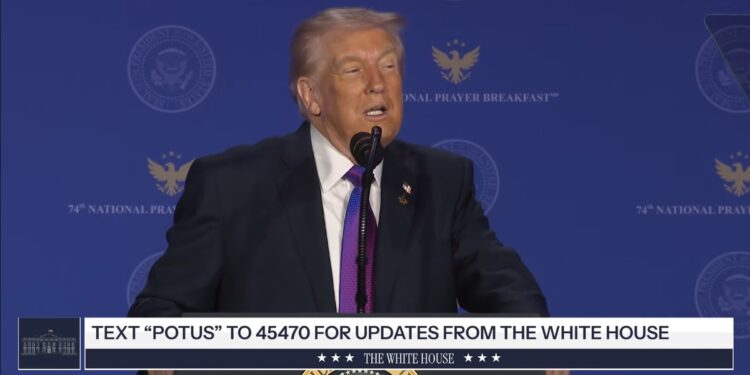 “A oração é o superpoder da América”, diz Trump em evento cristão em Washington