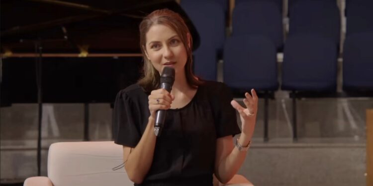 ‘Mesmo se Deus não me curar, Ele já provou seu amor’, diz cristã com mais de 6 tumores