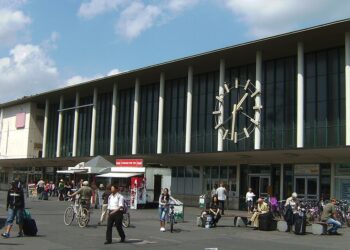 Afegão armado com faca ataca estande das Testemunha de Jeová em estação da Alemanha