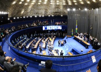 Projeto de lei quer autorizar leitura da Bíblia e símbolos religiosos nos três Poderes