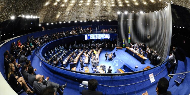 Projeto de lei quer autorizar leitura da Bíblia e símbolos religiosos nos três Poderes