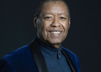 Morre Ron Kenoly, um dos maiores nomes da música gospel, aos 81 anos