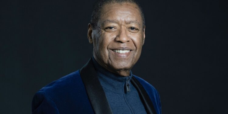 Morre Ron Kenoly, um dos maiores nomes da música gospel, aos 81 anos