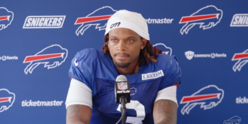 Três anos após parada cardíaca, jogador da NFL é batizado: ‘Me deu paz’