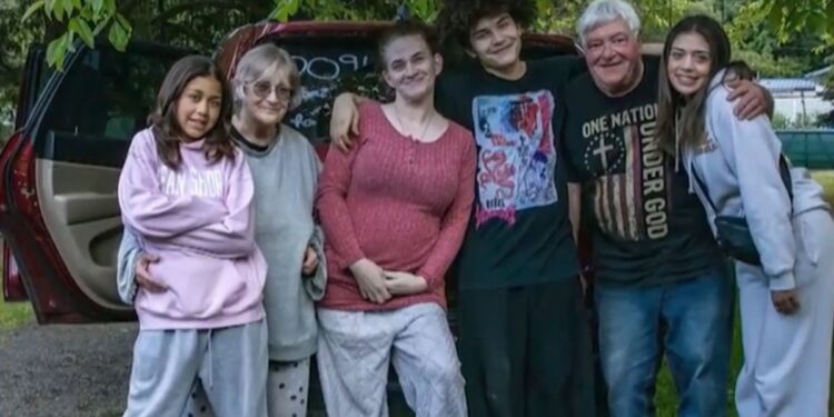 Avô grava Bíblia toda em áudio para deixar para os netos: “Espero que isso os leve a Jesus”