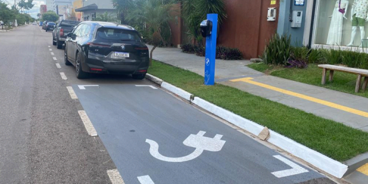 Prefeitura abre edital para 12 eletropostos de carros elétricos