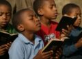 Crianças no Laos são alfabetizadas com a Bíblia
