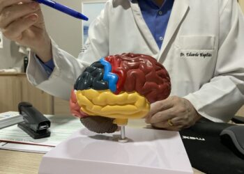 Uso de telas excessivo e os impactos na saúde física e mental são orientados pela Sesau