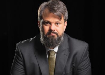 Pastor Tassos Lycurgo é atacado com acusações de “transfobia”