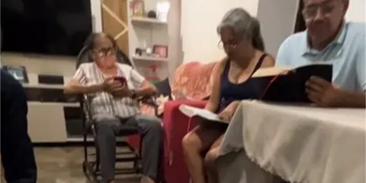 Casal celebra 10 anos de leitura bíblica conjunta diária