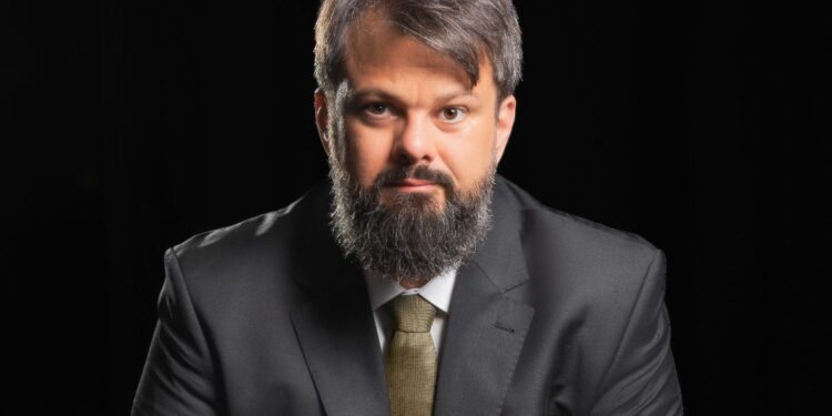 Pastor Tassos Lycurgo é atacado com acusações de “transfobia”