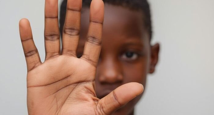 Criança é agredida em escola após pais afirmarem que são cristãos