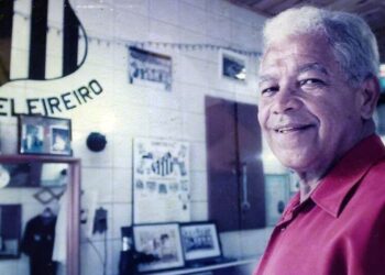 Morre o barbeiro que moldou o topete do Rei Pelé