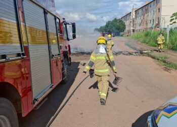 Falta de água gera protesto e bloqueio de via por moradores do Orgulho do Madeira