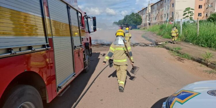 Falta de água gera protesto e bloqueio de via por moradores do Orgulho do Madeira