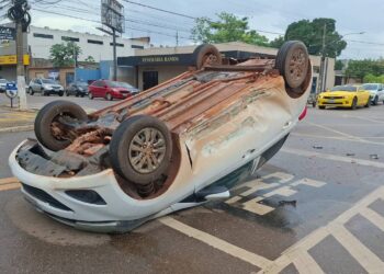 HB20 capota após avançar preferencial no centro de Porto Velho