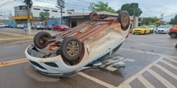 HB20 capota após avançar preferencial no centro de Porto Velho