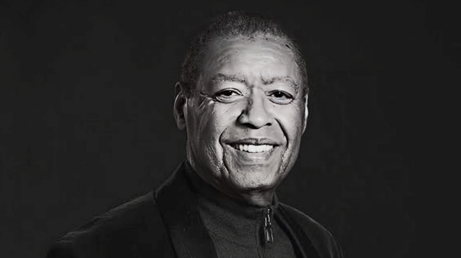 Morre Ron Kenoly, ícone mundial da música gospel, aos 81 anos