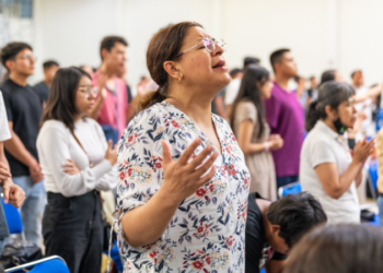 Novo estudo esclarece por que as mulheres são mais religiosas do que os homens