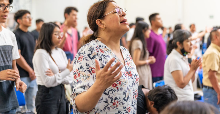 Novo estudo esclarece por que as mulheres são mais religiosas do que os homens