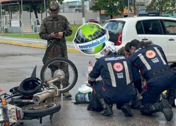 Jovem fica ferido após colisão entre carro e moto no bairro Olaria