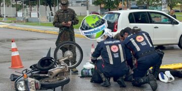 Jovem fica ferido após colisão entre carro e moto no bairro Olaria