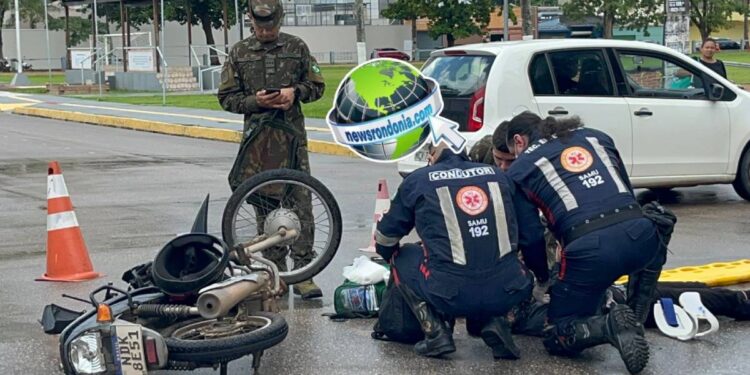 Jovem fica ferido após colisão entre carro e moto no bairro Olaria