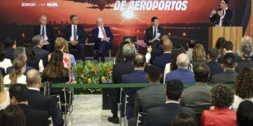 Ministro celebra anúncio de R$ 5,7 bi para ampliar aeroportos no país