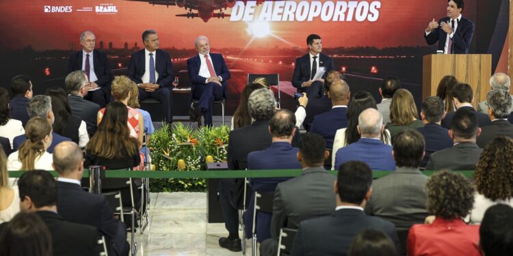 Ministro celebra anúncio de R$ 5,7 bi para ampliar aeroportos no país