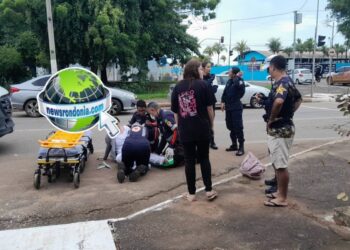 Motociclista é atingida por caminhonete em saída de supermercado na Jorge Teixeira