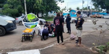Motociclista é atingida por caminhonete em saída de supermercado na Jorge Teixeira