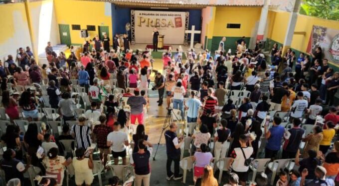Ação evangelística distribui mais de 200 Bíblias em São Luiz