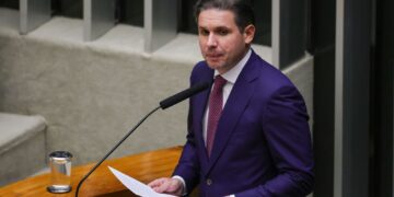 Motta promete avançar sobre escala 6×1 e trabalho por aplicativos