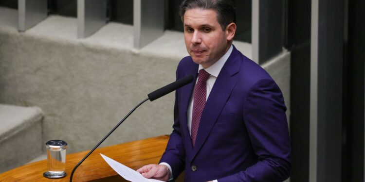 Motta promete avançar sobre escala 6×1 e trabalho por aplicativos